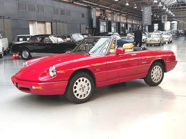 Alfa Romeo Spider view 2