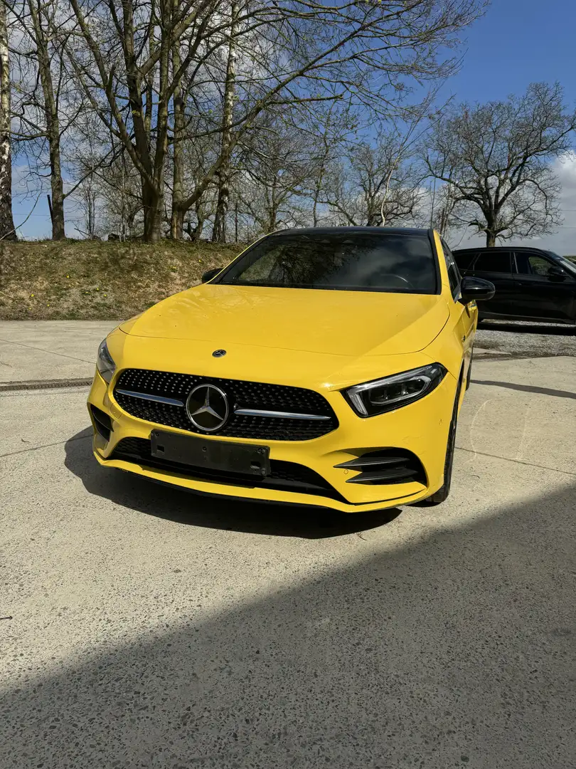Mercedes-Benz A 250 e AMG Line Geel - 2