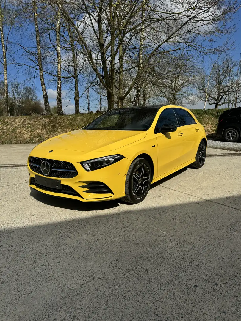 Mercedes-Benz A 250 e AMG Line Geel - 1