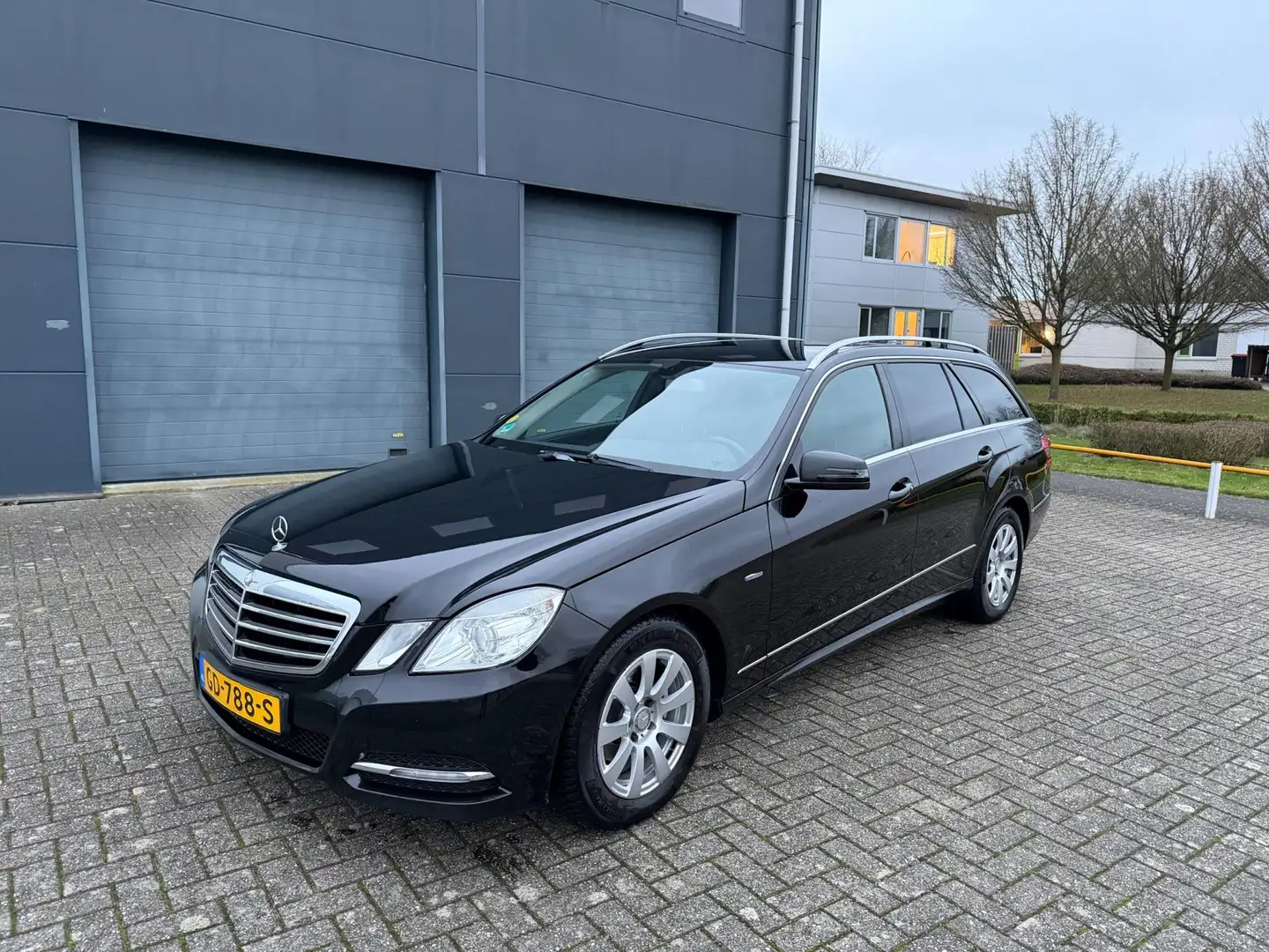 Mercedes-Benz E 220 Estate CDI Business Class Avantgarde Schwarz - 2