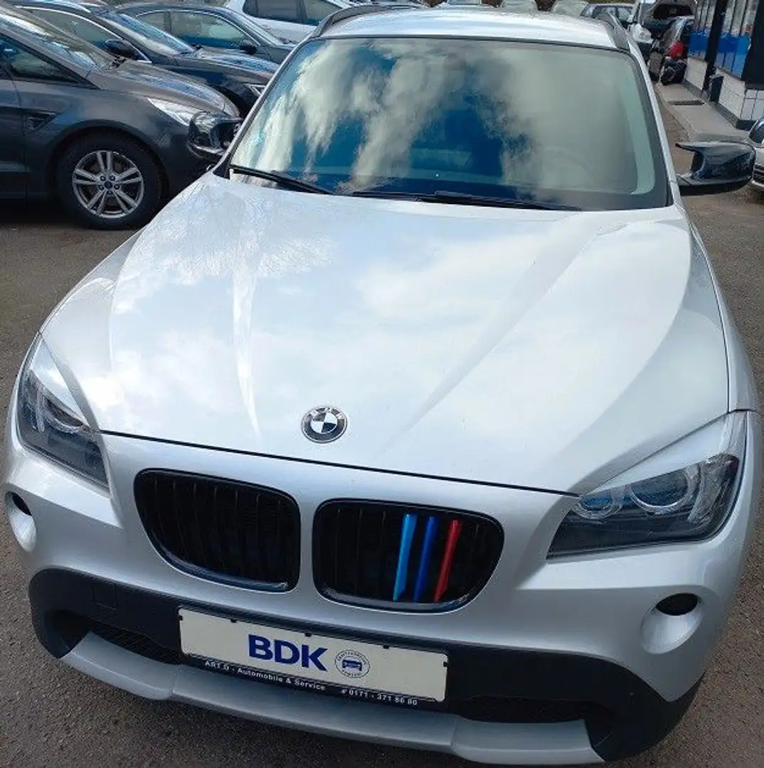 BMW X1 2,0i Klima SHZ Navi AHK PDC+Kamera LED LMF17" Plateado - 2