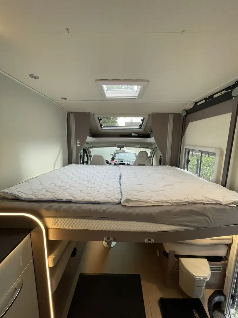 Caravans-Wohnm Bürstner Teilintegriert LYSEO 684 Harmony Line AHK 2T Hub Bett viel Platz Weiß - 2