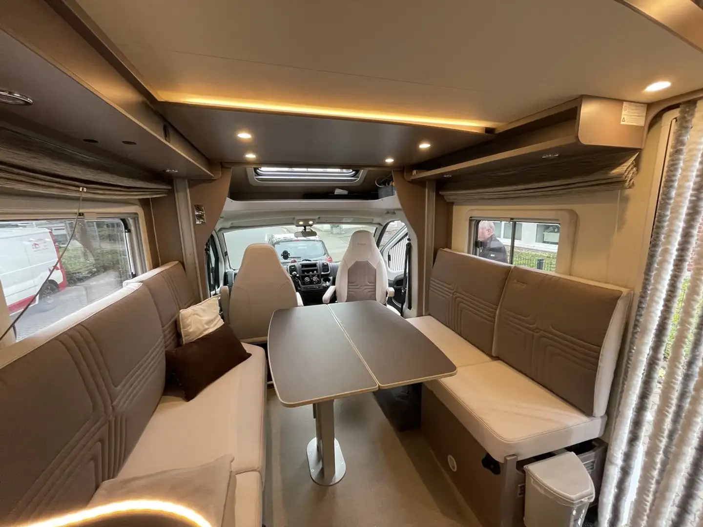 Caravans-Wohnm Bürstner Teilintegriert LYSEO 684 Harmony Line AHK 2T Hub Bett viel Platz Weiß - 1