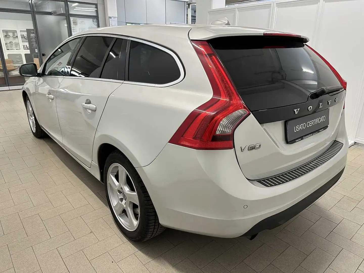 Volvo V60 D3 Momentum PER NEOPATENTATI Bianco - 2