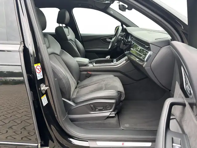 Audi Q7 view 4