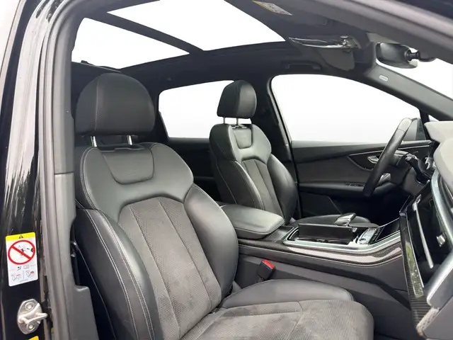 Audi Q7 view 10