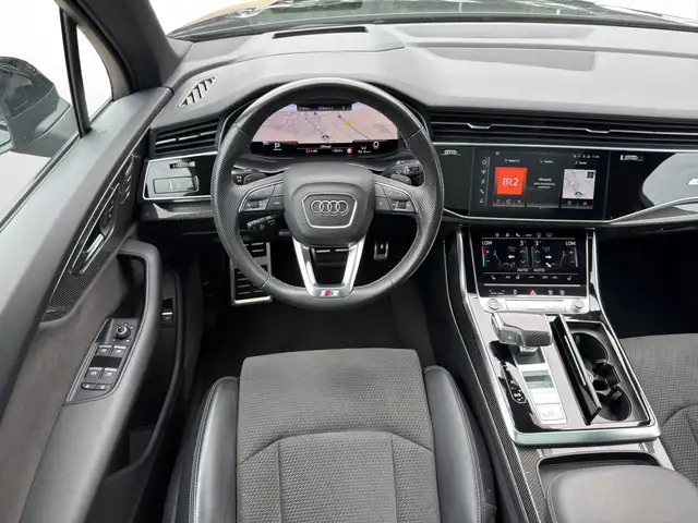 Audi Q7 view 8