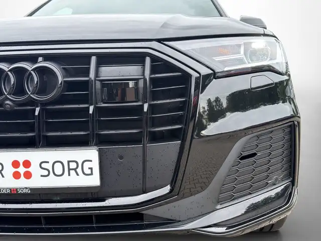 Audi Q7 view 12