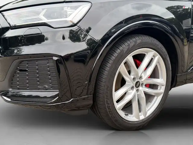 Audi Q7 view 13