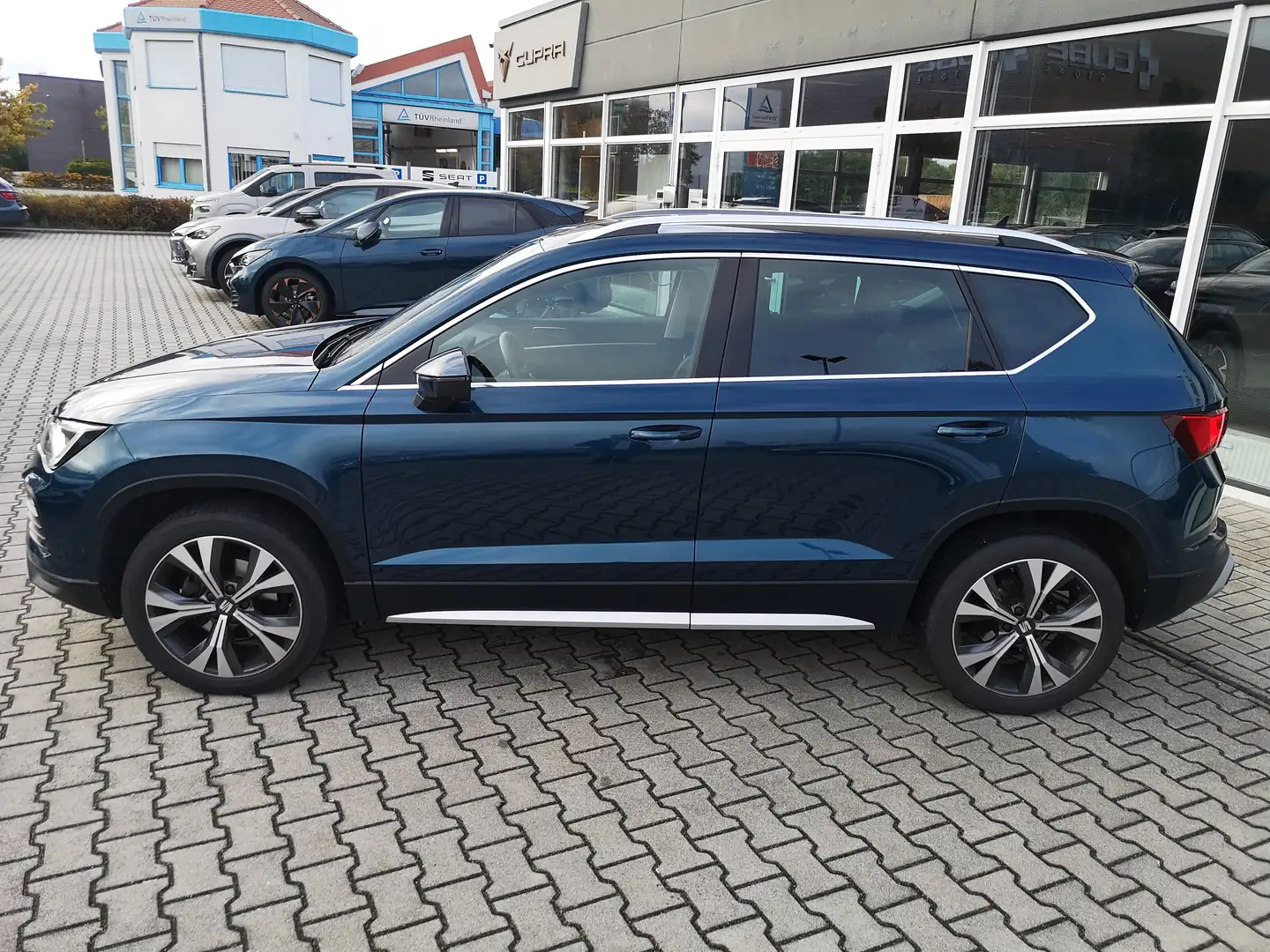 SEAT Ateca Xperience 1.5TSI DSG AHK Navi Parklenk BeatsAudio Blau - 2