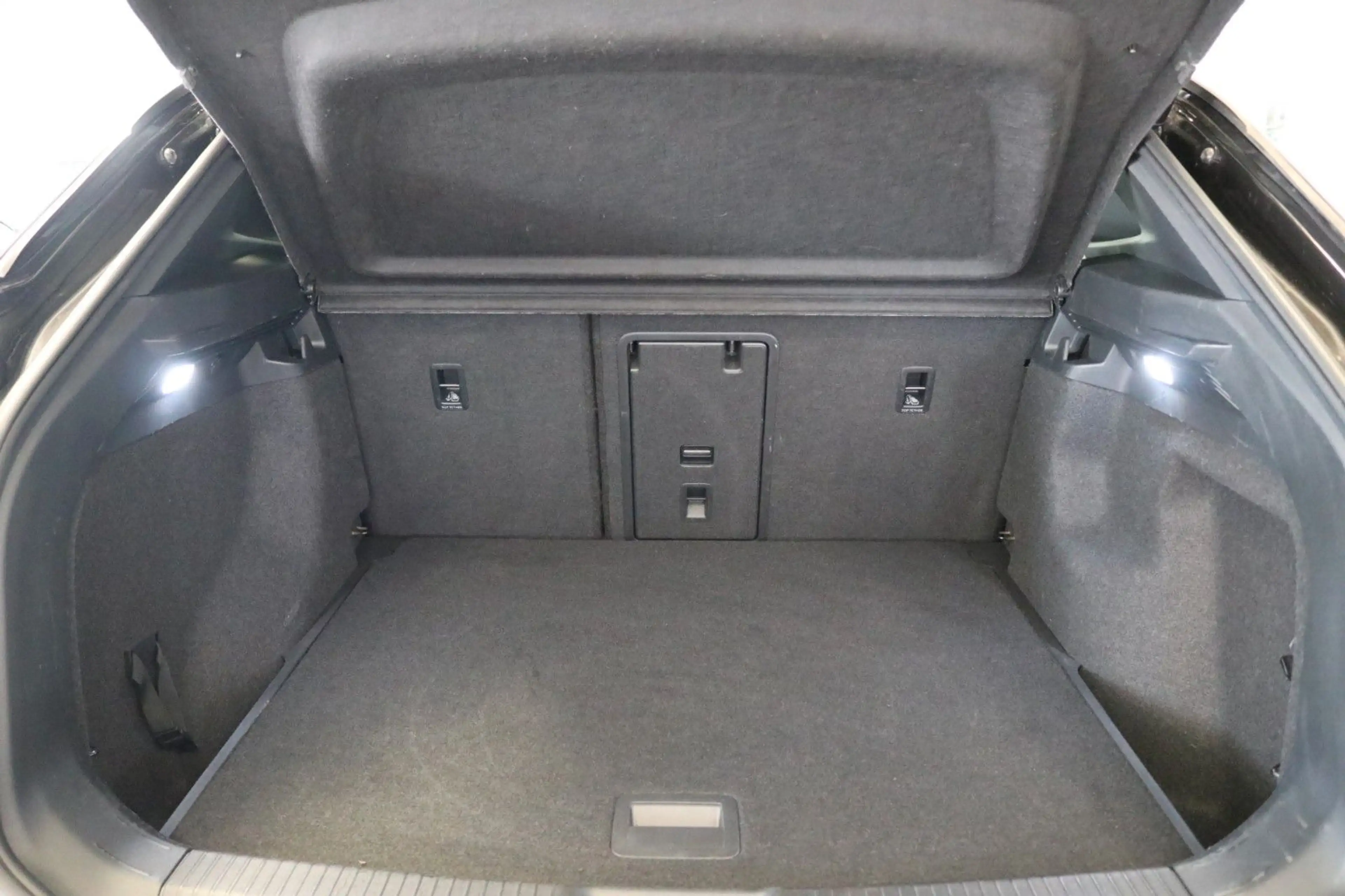 Volkswagen ID.4 Pro Performance WP HUD 360° Matrix Pano 94% — photo 8