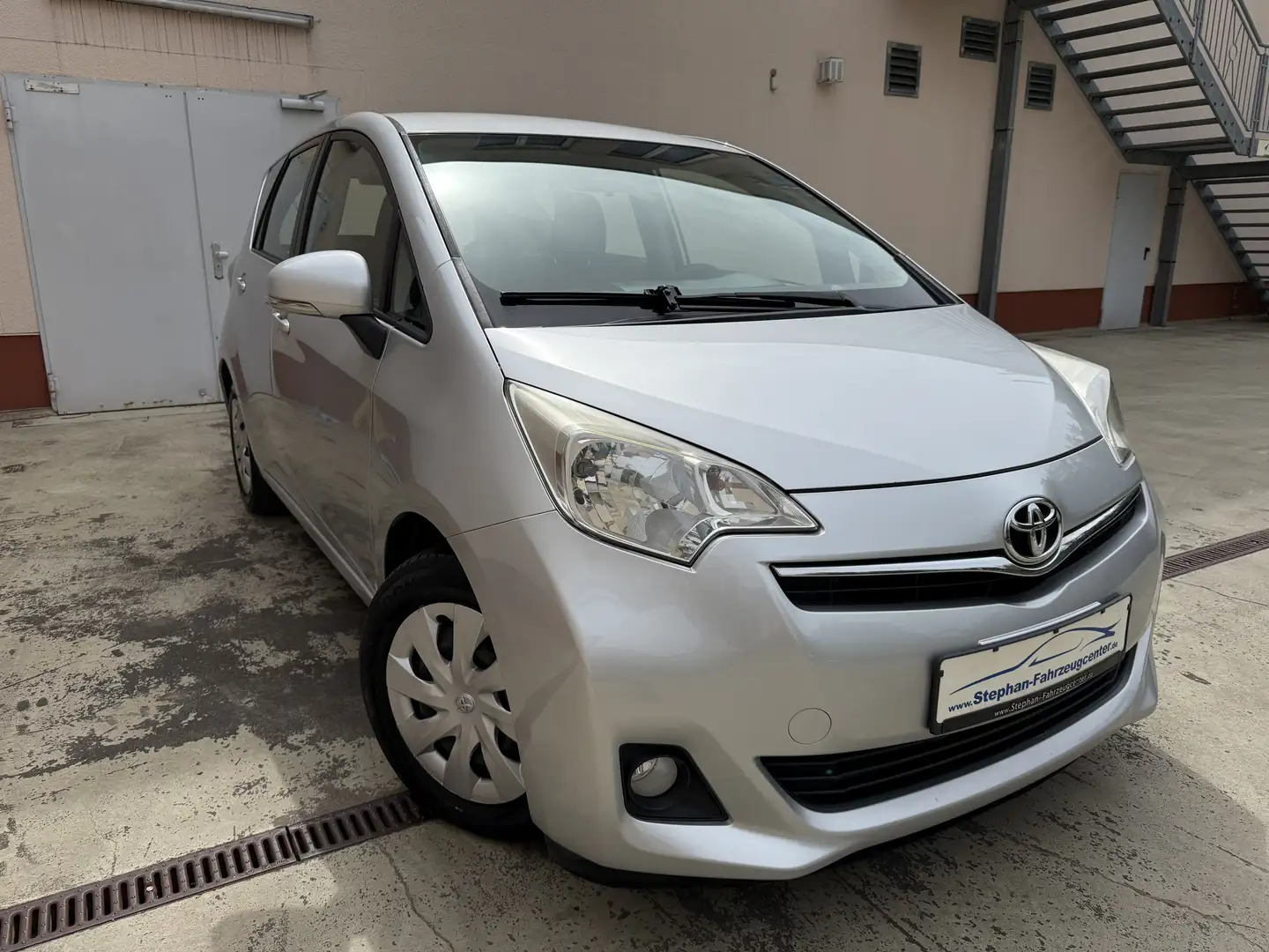Toyota Verso-S 1.4 D-4D Cool mit Klima/Navi/Kamera/ABS/ESP/MFL/ Argintiu - 1
