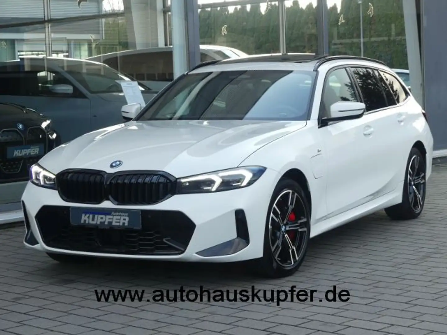 BMW 330 e xDrive Tour M Sportp. Pro AHK°Ad.LED°Pano Weiß - 1