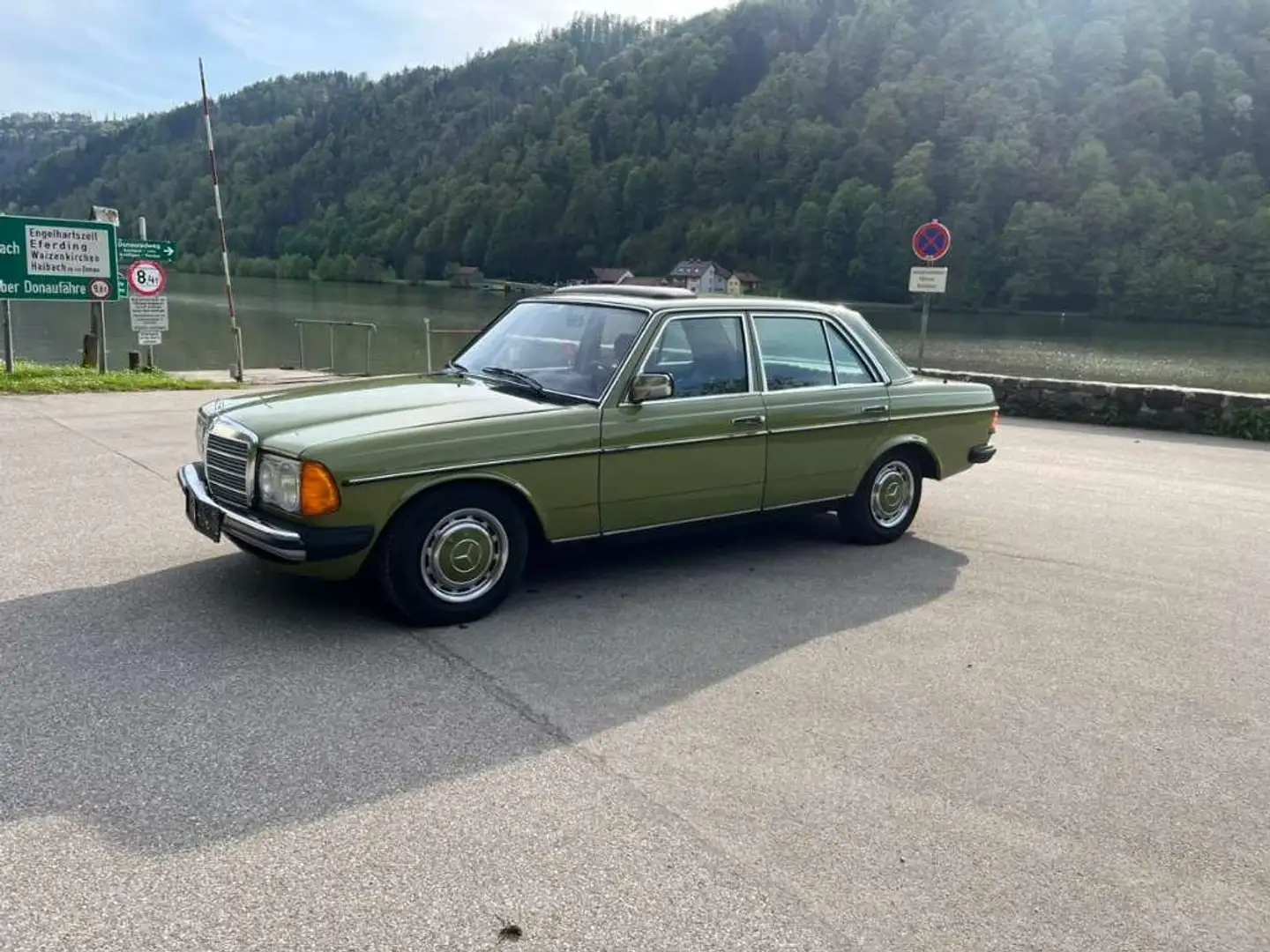 Mercedes-Benz E 200 KW123 Limousine Grün - 2
