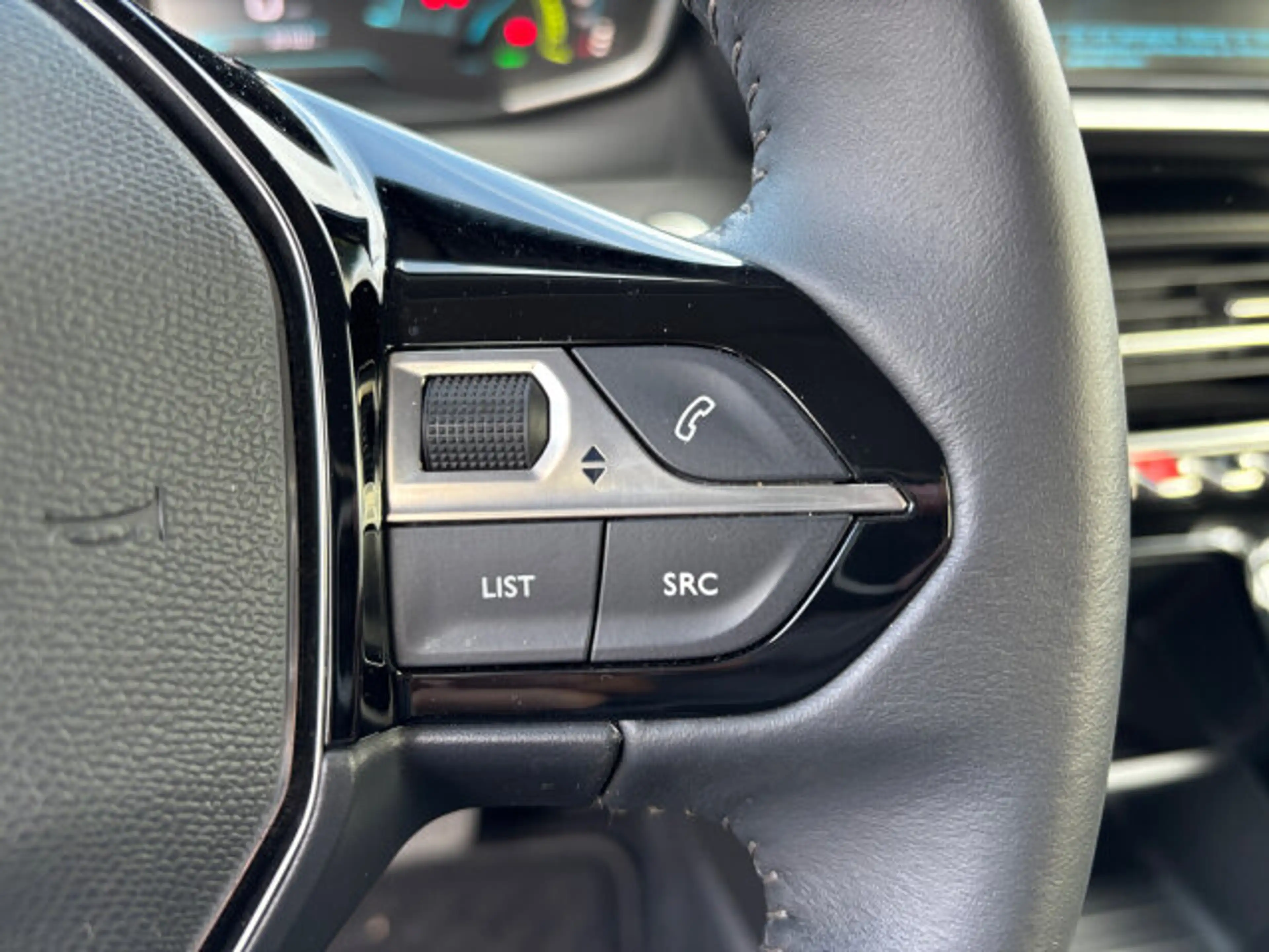Peugeot e-2008 Active 136 +180°Kamera+Sitzheizung+LED+ — photo 12