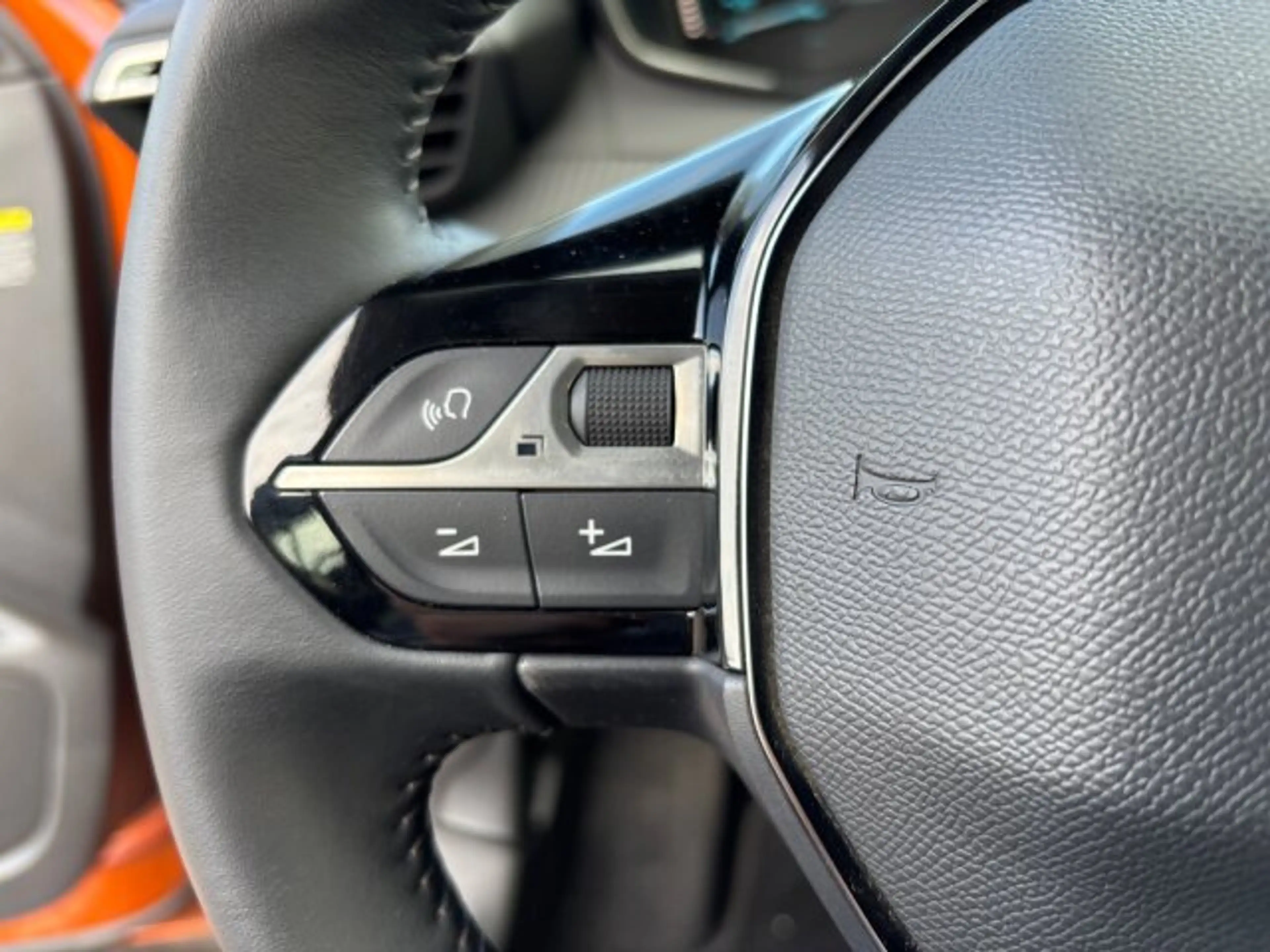 Peugeot e-2008 Active 136 +180°Kamera+Sitzheizung+LED+ — photo 11