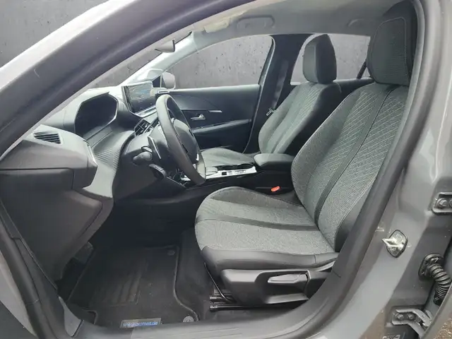 Peugeot 208 view 9