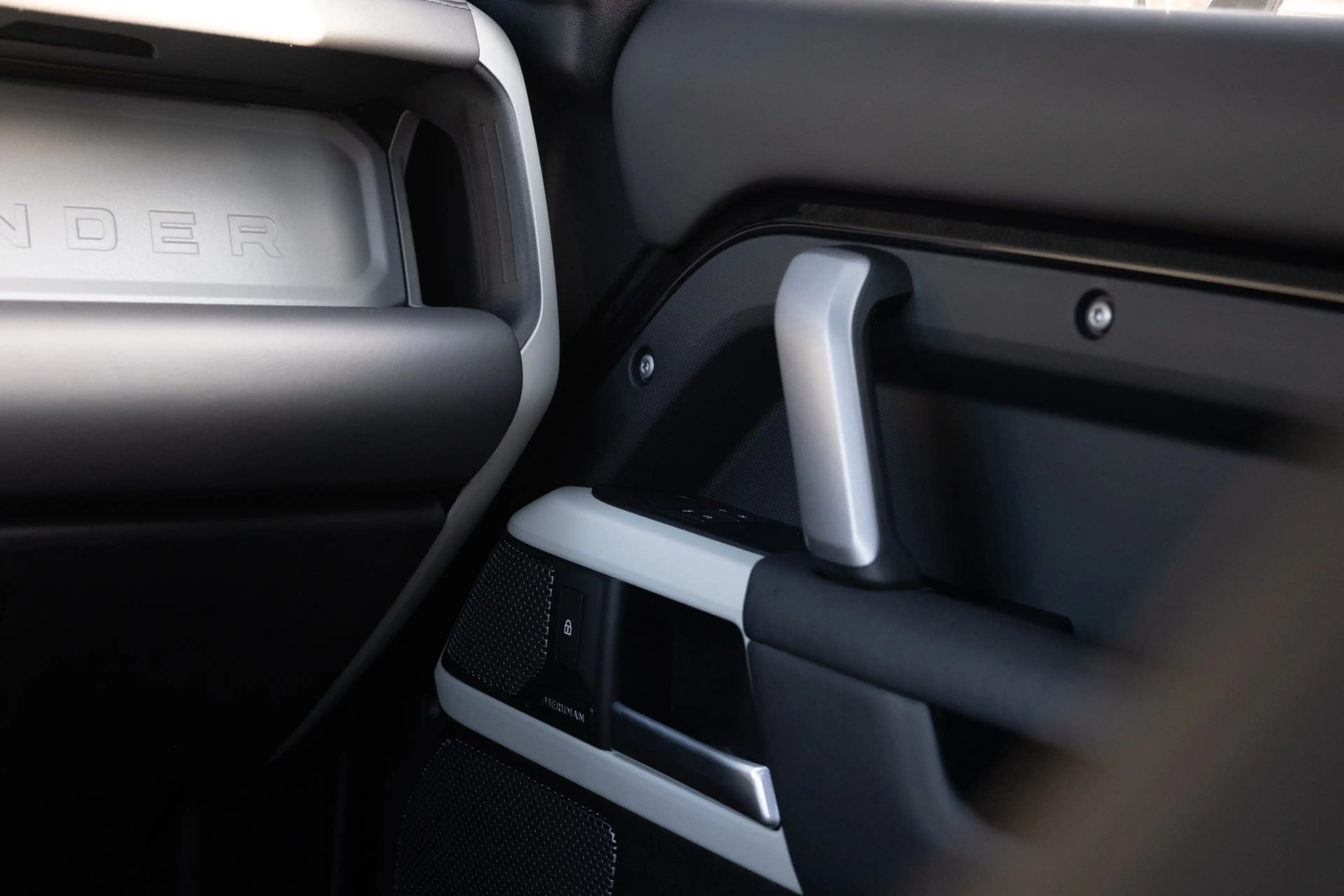 Land Rover Defender 110 2.0 P400e 110 X-Dynamic HSE /Black Pack / 22'' — photo 33