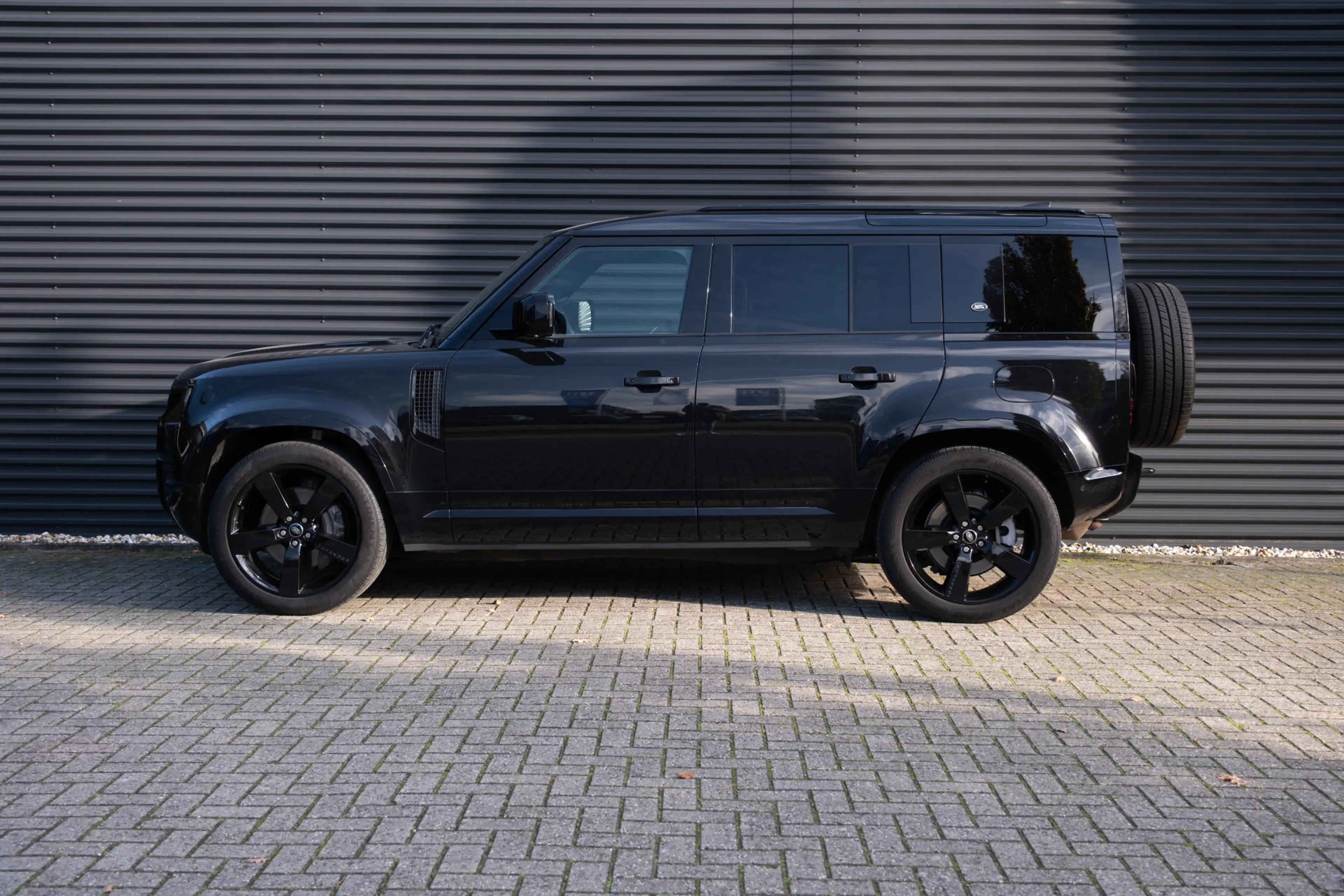 Land Rover Defender 110 2.0 P400e 110 X-Dynamic HSE /Black Pack / 22'' — photo 2