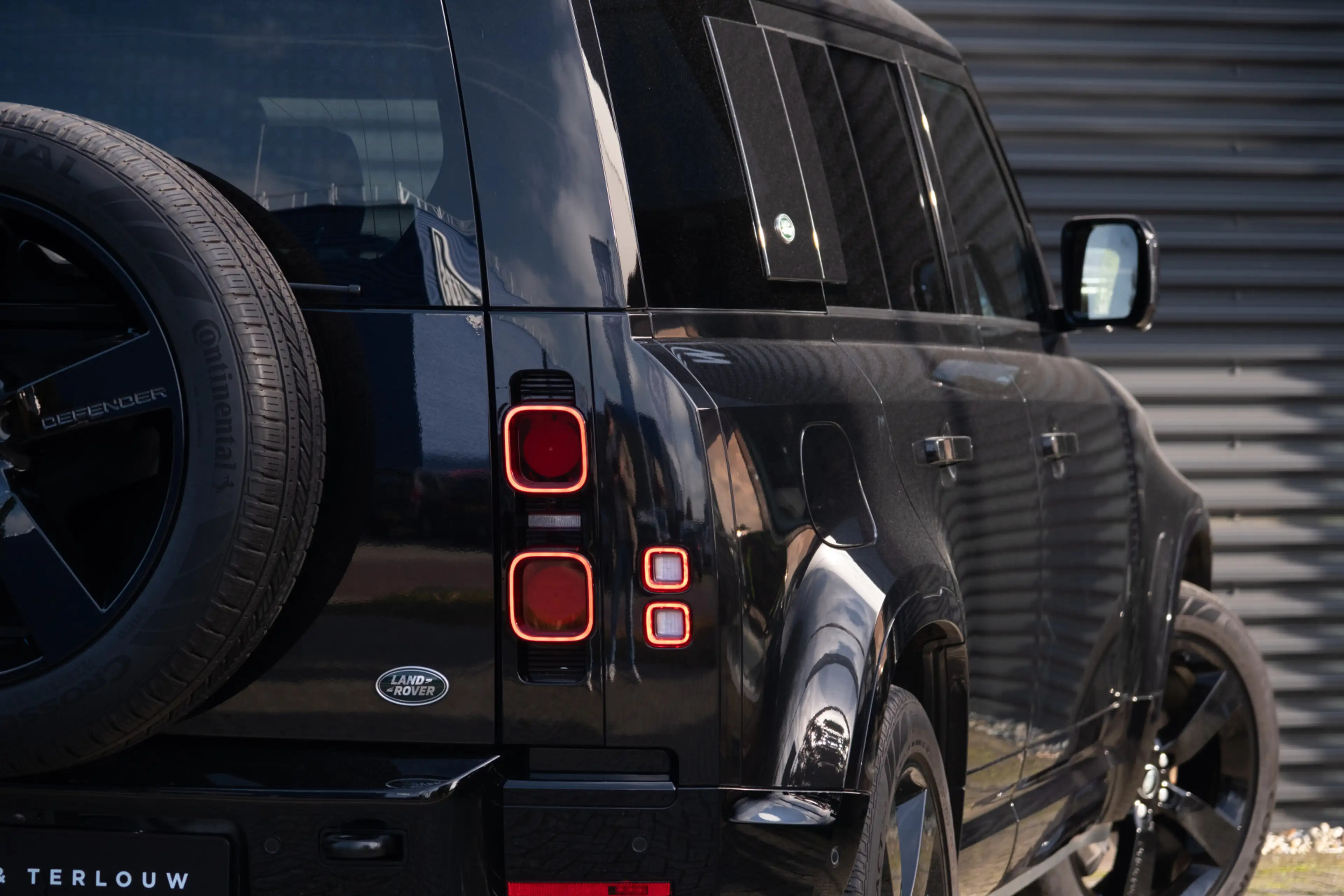 Land Rover Defender 110 2.0 P400e 110 X-Dynamic HSE /Black Pack / 22'' — photo 17