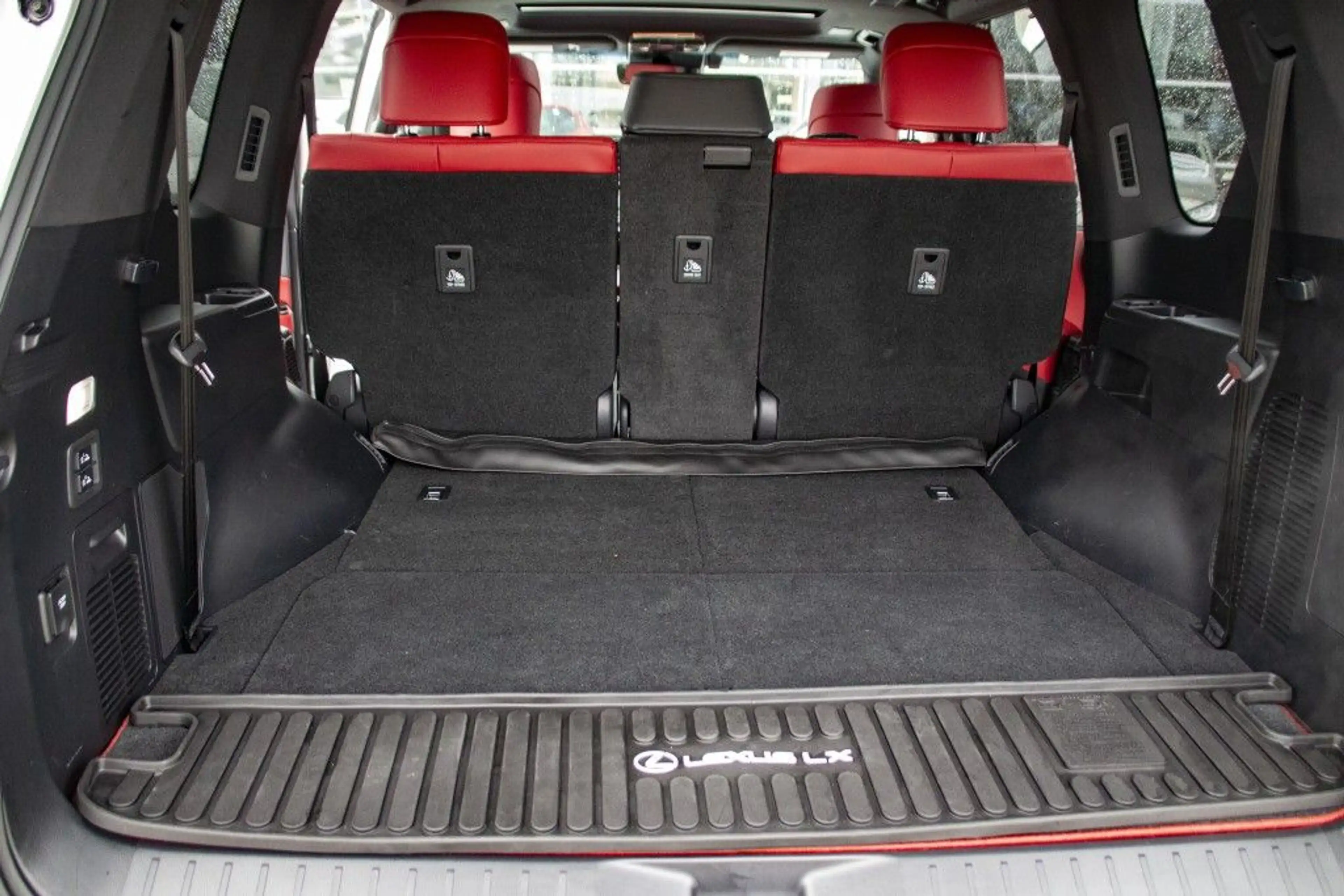 Lexus LX 600 F SPORT — photo 10