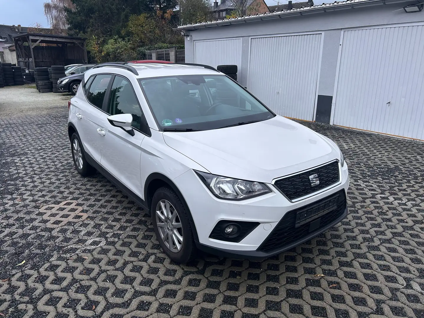 SEAT Arona Style - Benzin, Cam, StzH, 8 Reifen, Klima Weiß - 1