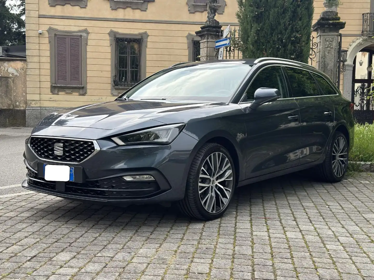 SEAT Leon Sportstourer 1.5 eTSI 150 CV DSG Xcellence Gris - 1