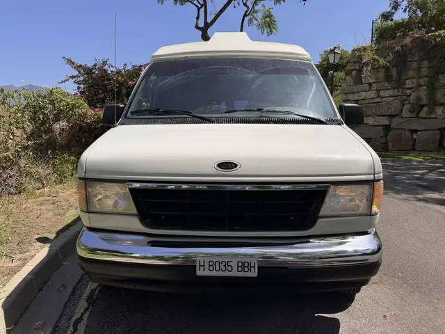Ford Econoline view 3