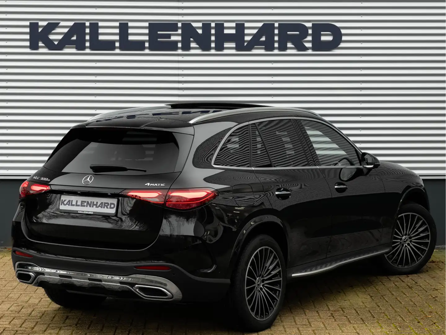 Mercedes-Benz GLC 300 300e 4MATIC AMG Line - Pano - Trekhaak - 360 Camer Zwart - 2