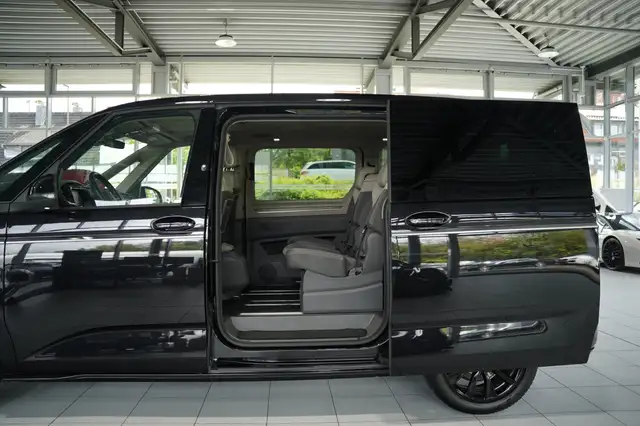Volkswagen Multivan view 11