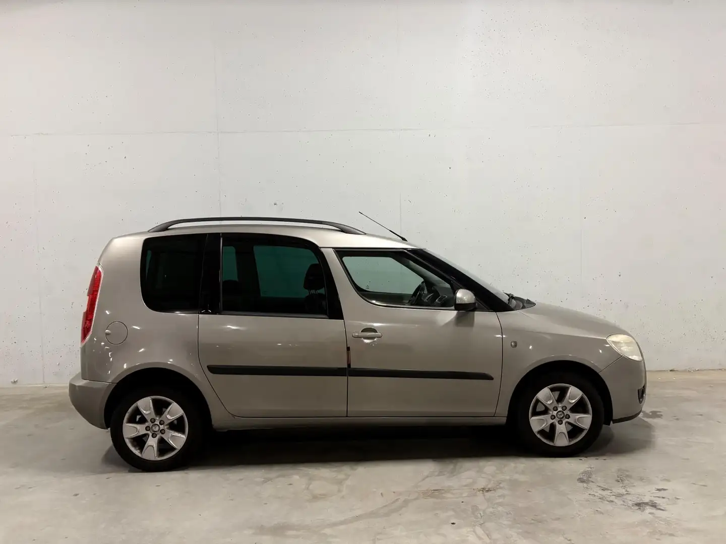 Skoda Roomster 1.6-16V Automaat Airco Trekhaak Grijs - 1