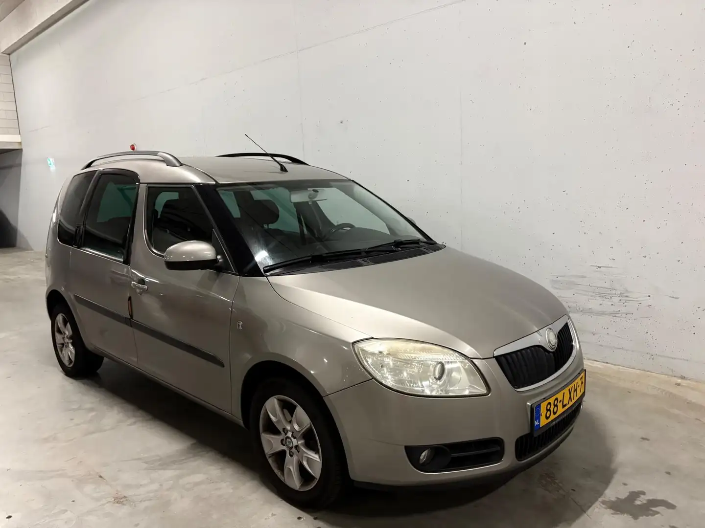 Skoda Roomster 1.6-16V Automaat Airco Trekhaak Grijs - 2