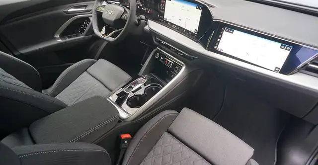 Audi Q5 view 8