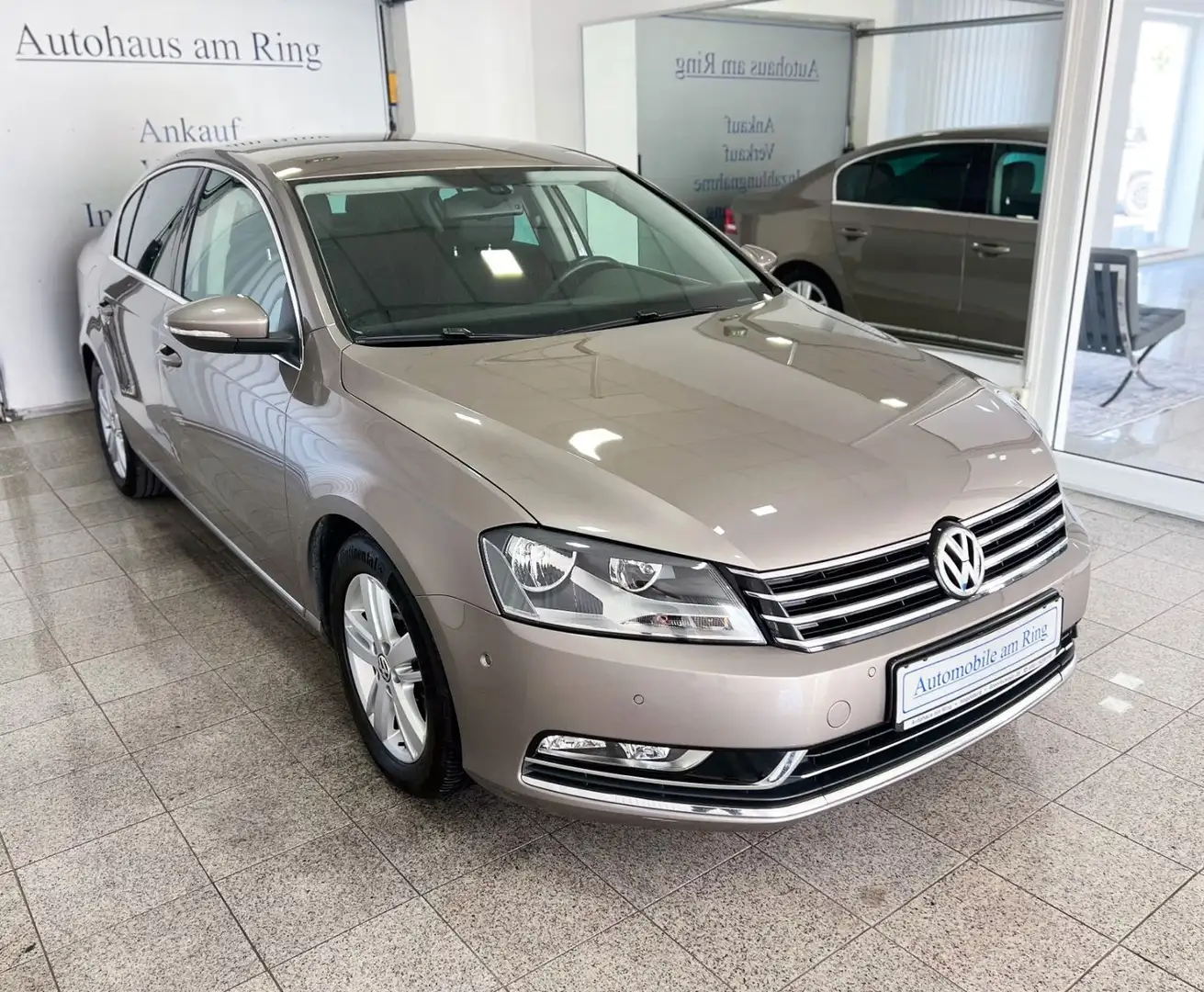 Volkswagen Passat Lim. Highline Automatik Leder Navi PDC !! Hnědá - 1