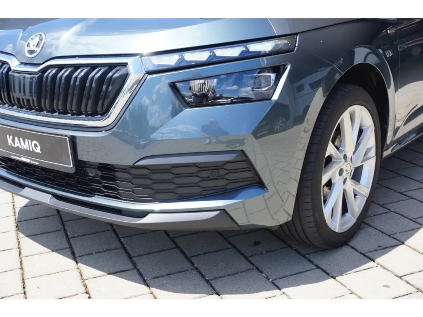 Skoda Kamiq 1.0 TSI Clever DSG Navi ACC LED Kamera DAB SHZ Grau - 2