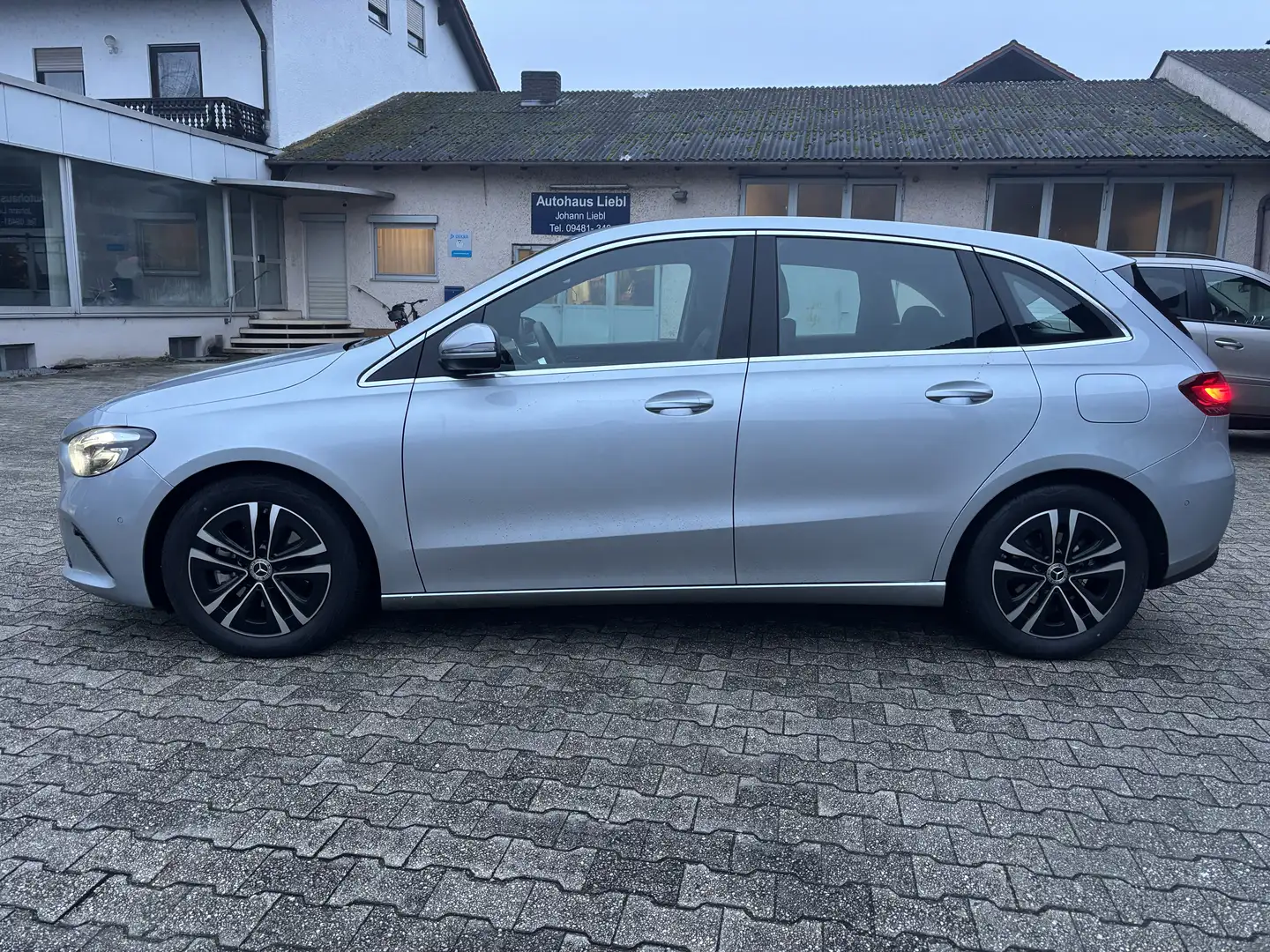 Mercedes-Benz B 180 7G-DCT Progressive Line Advanced Winter-Paket Silber - 2