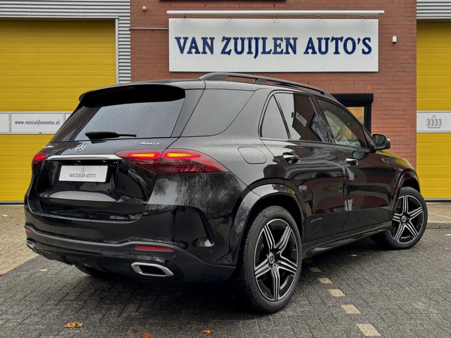 Mercedes-Benz GLE 400 400e 4M AMG NIGHT AIR Pano Trekhaak Burmester 360° Černá - 2