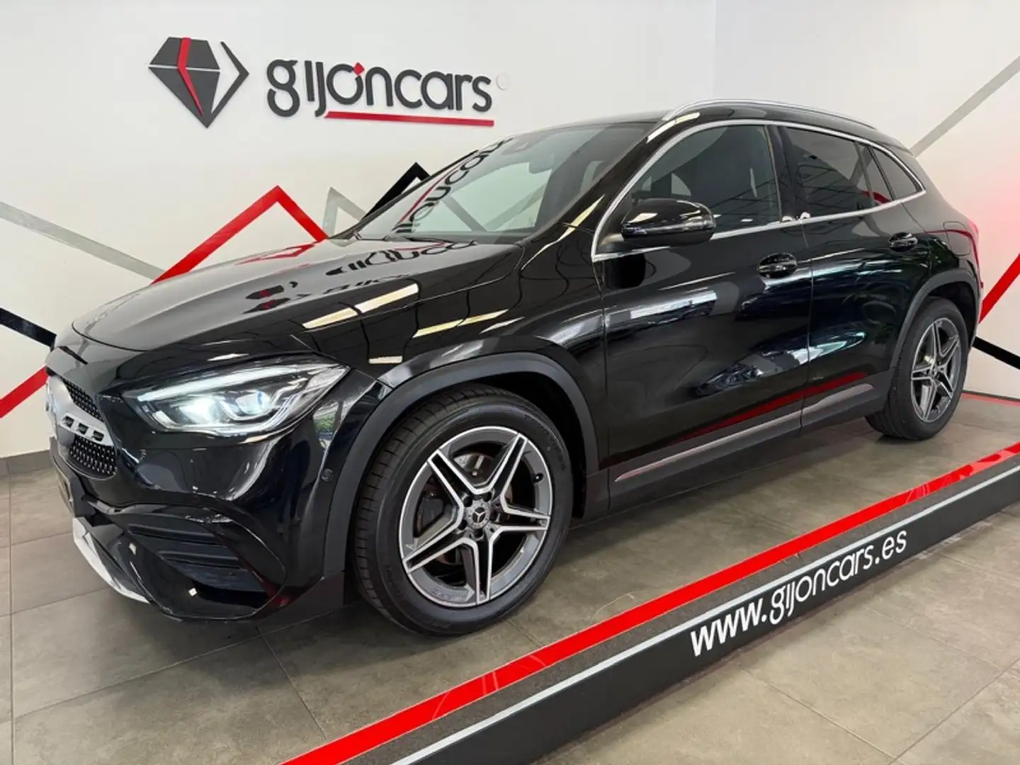 Mercedes-Benz GLA 200 200d 7G-DCT Schwarz - 1
