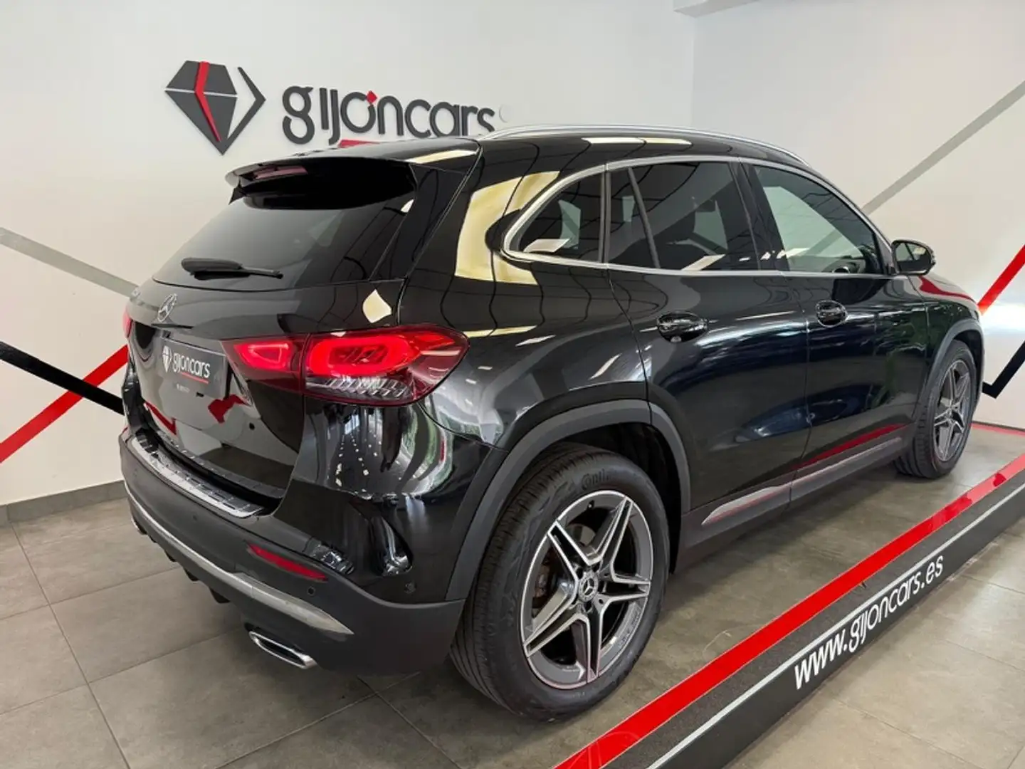 Mercedes-Benz GLA 200 200d 7G-DCT Schwarz - 2