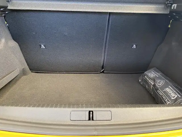 Peugeot 208 view 9