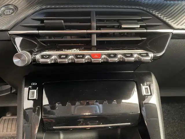 Peugeot 208 view 11
