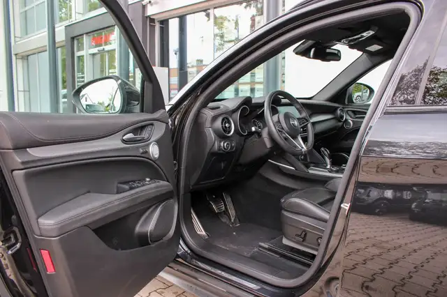 Alfa Romeo Stelvio view 9