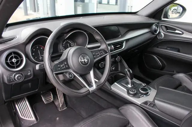 Alfa Romeo Stelvio view 12
