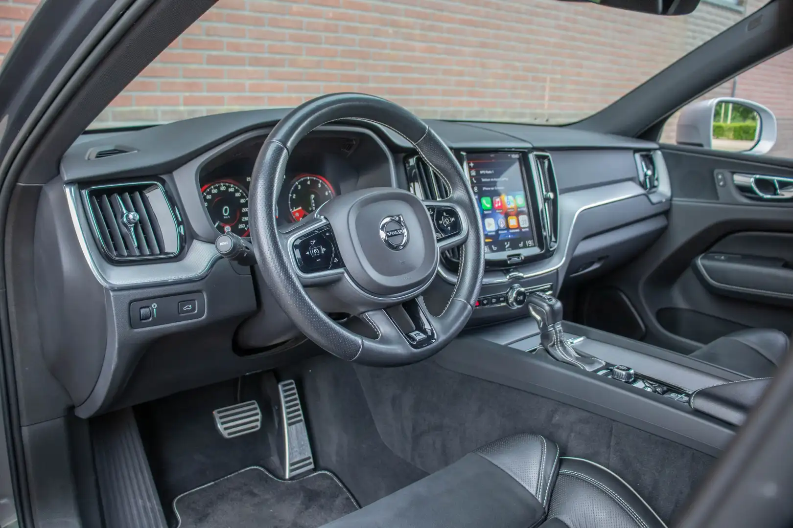 Volvo XC60 T5 AWD R-Design, Carplay, Keyless, Stoel & Stuurve Gris - 2