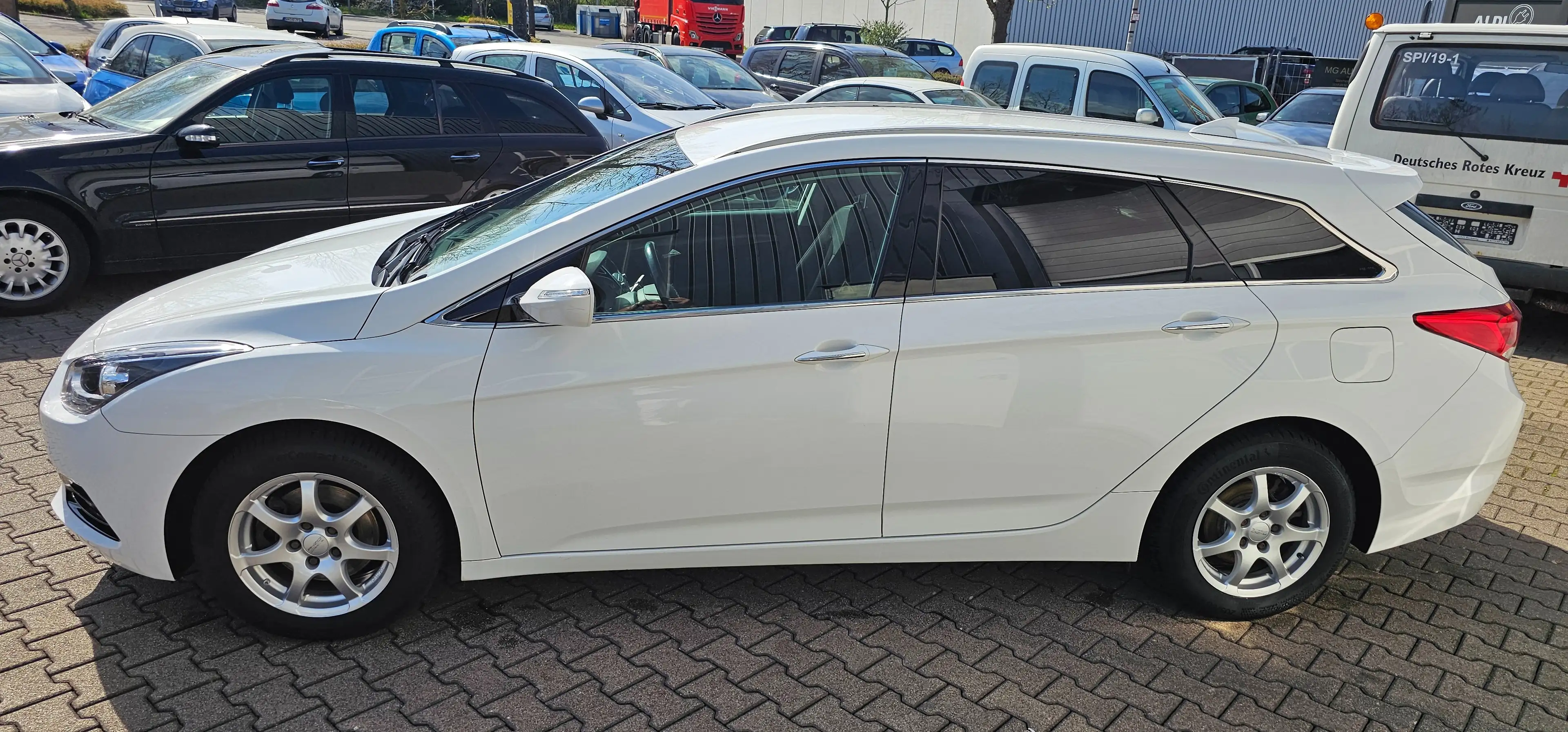 Hyundai i40 Blue Trend/NAVI/PDC/Klima/Sitzheizung — photo 6
