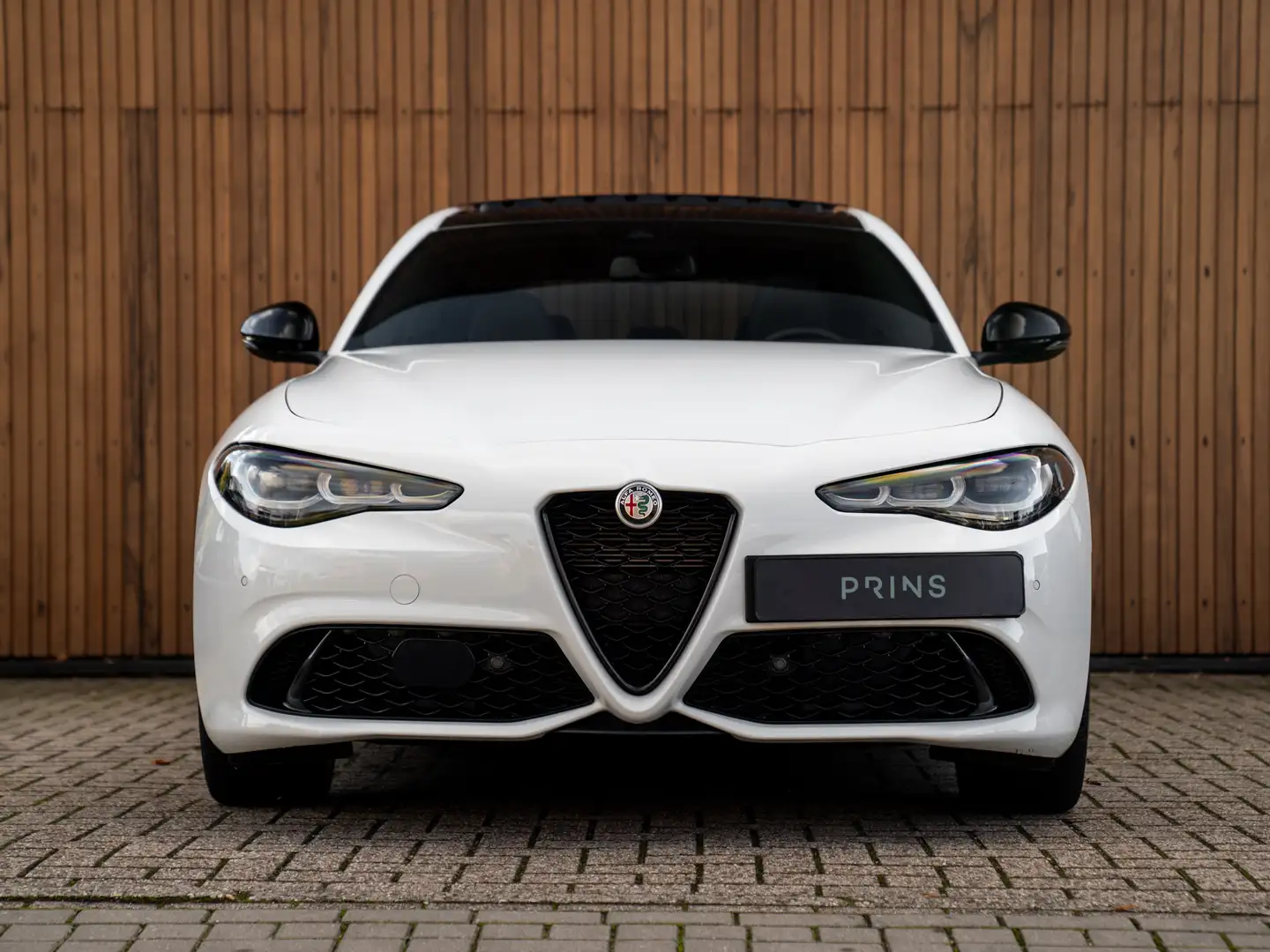 Alfa Romeo Giulia 2.0T AWD Veloce 280pk | Pano-dak | Carplay | Adapt Wit - 2