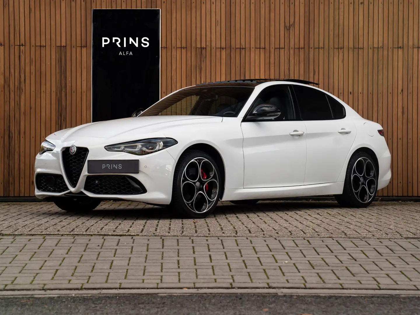 Alfa Romeo Giulia 2.0T AWD Veloce 280pk | Pano-dak | Carplay | Adapt Wit - 1