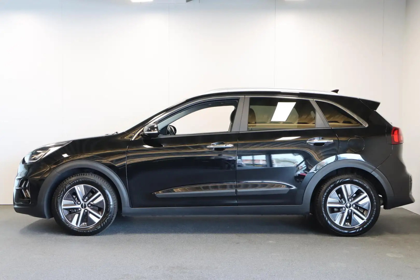 Kia Niro 1.6 GDi Hybrid ExecutiveLine Zwart - 2