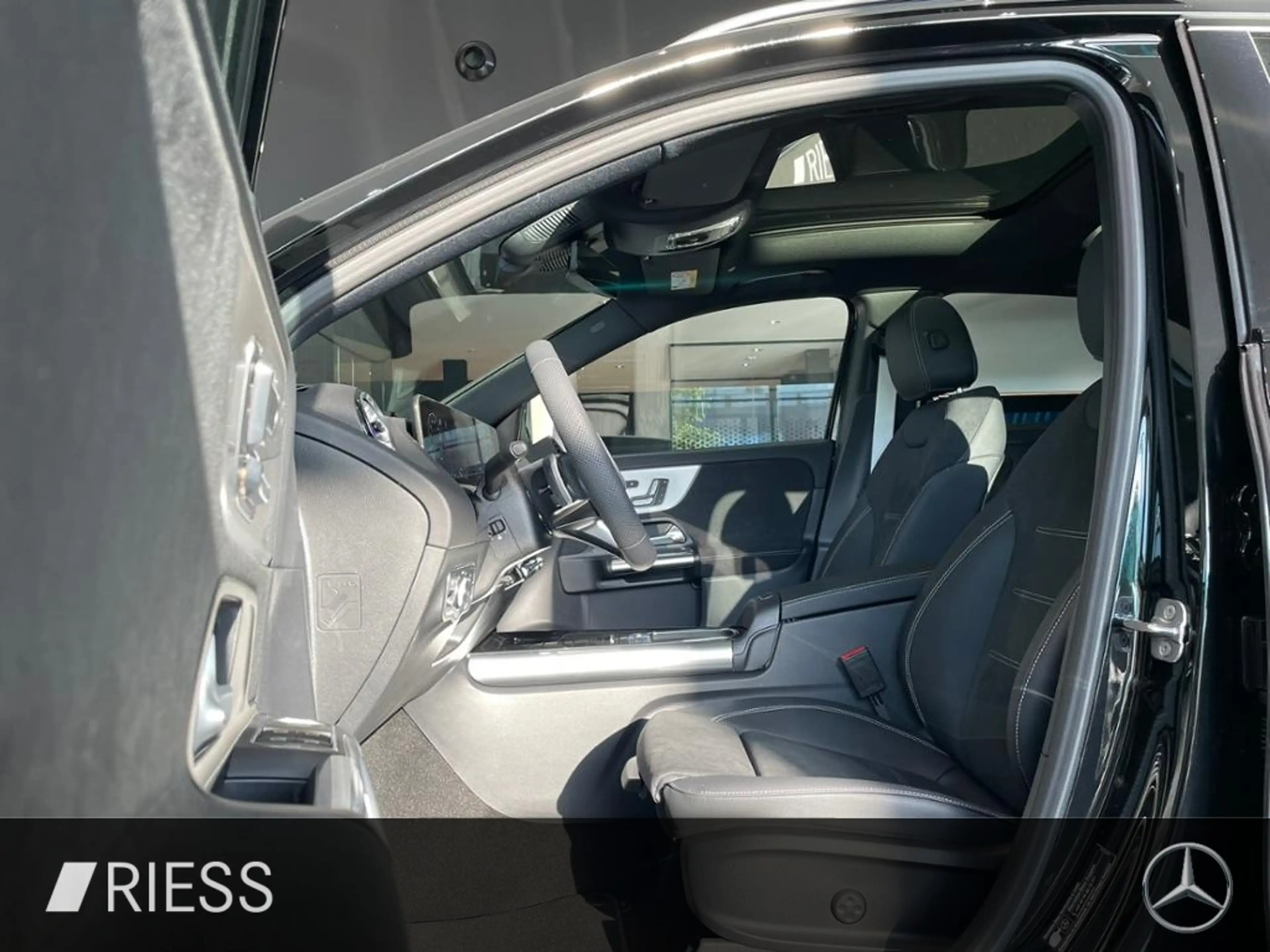 Mercedes-Benz GLA 250 e AMG+PANO+AHK+DISTR+MULTIBEAM+KEYL+MEM+ — photo 3