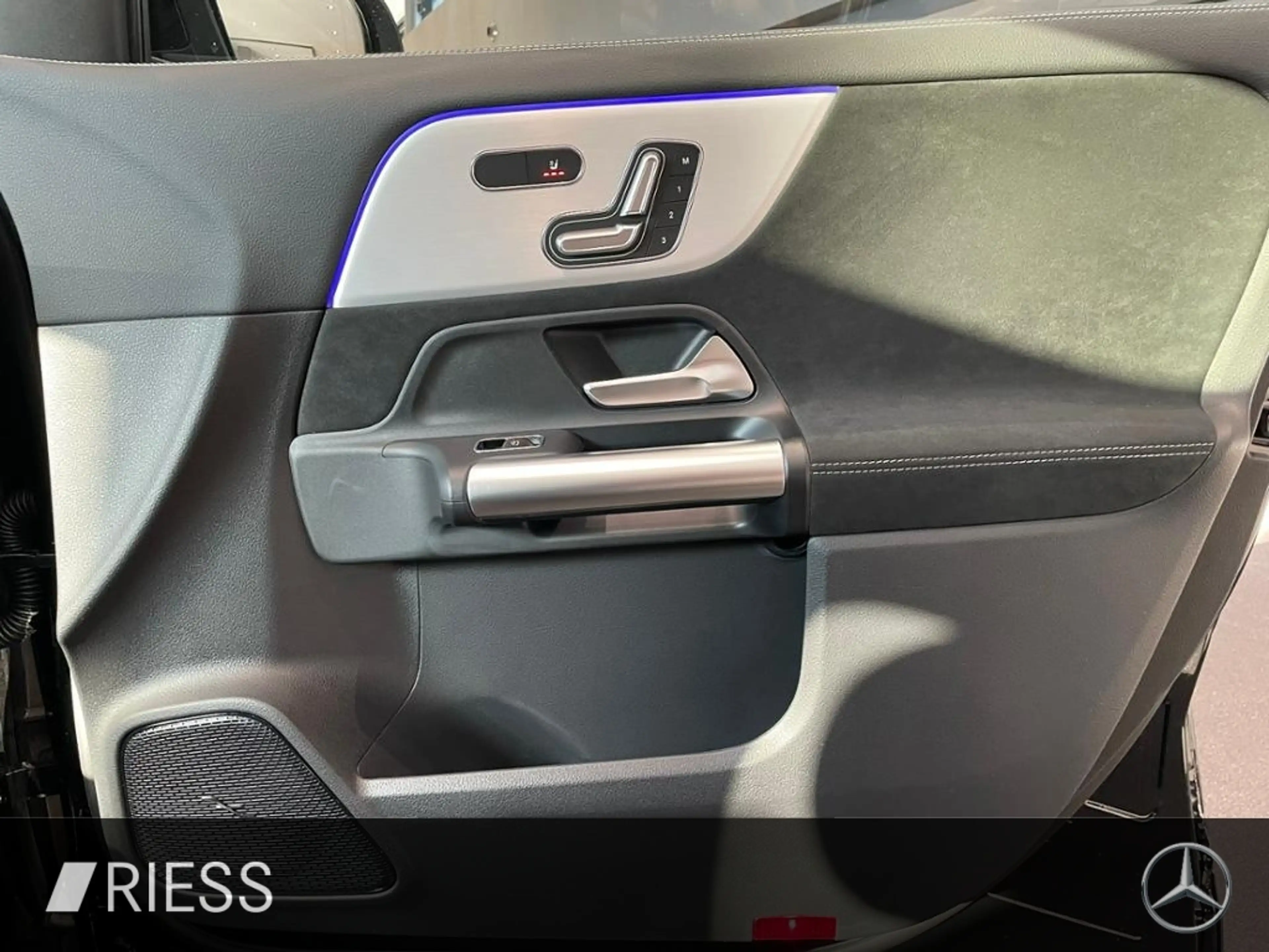 Mercedes-Benz GLA 250 e AMG+PANO+AHK+DISTR+MULTIBEAM+KEYL+MEM+ — photo 13